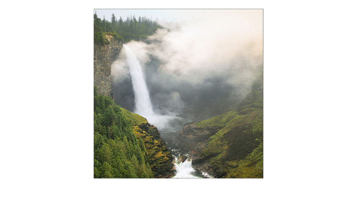 Glasbild Misty Waterfall 30 x 30 cm. Glasbild mit dem Thema - Wasserfall.