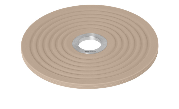 Untersetzer Oolong 14 cm aus Silikon in beige und einem silbernen Edelstahlring in der Mitte.