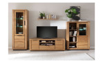 Wandboard in Kombination mit Vitrine, Lowboard und Highboard mit Dekoration vor einer farbigen Wand.