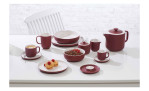 Gesamtes Set von Jasper in Rot auf dem Tisch zusehen.
