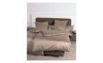 Mako-Satin Kissenbezug Colors in der Größe 40 x 60 cm und einer Farbausführung taupe, bezogen auf einem Bett mit der passenden Bettwäsche und weiteren Kissen