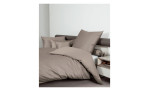 Mako-Satin Kissenbezug Colors, in der Größe 40 x 60 cm und in der Farbausführung beige, auf einem Bett bezogen mit der passenden bettwäsche und weiteren Kissen