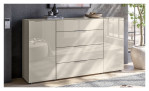 Kommode Saverne 1 in der Farbe Kaschmir mit Glas, 2 Türen und 4 Schubkästen, Ansicht im Milieu