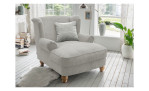 Loveseat-Sessel in der Farbe silber, in einem Raum stehend