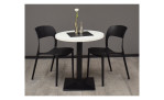 Bistrotisch Biblis-System mit einem Ständer in Schwarz und einer runden weißen Tischplatte, in einem Raum mit 2 Stühlen stehend