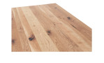 Esstisch Gronau mit Tischplatte aus geöltem Massivholz und schwarzem Säulen-Gestell, Detailansicht Platte