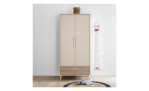 Kleiderschrank Eefje in Cashmere-Beige und einer Absetzung in Groovy-Oak. Auf einem dekorierten Hintergrund