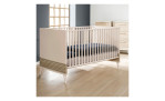 Babybett Eefje in Cashmere-Beige mit einer Absetzung in Groovy-Oak. Auf einem dekorierten Hintergrund