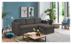 Ecksofa Josua in Taupe in einem Stoffbezug. Auf einem dekorierten Hintergrund.