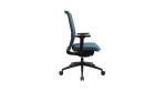 Drehstuhl Office Chair mit Armlehnen, schwarzem Fußkreuz und einem Bezug in der Farbe Petrol, Ansicht von der Seite 