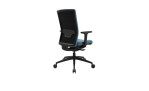 Drehstuhl Office Chair mit Armlehnen, schwarzem Fußkreuz und einem Bezug in der Farbe Petrol, Schrägansicht von hinten 