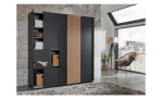 Schwebetürenschrank Conrad in der Farbausführung graphit mit einer Akustiklamelle in Artisan Eiche mit offener Tür, in einem Raum stehend
