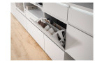 Schuhschrank Shoes mit 1 Schubkasten, 2 Klappen und 1 Tür, in der Farbe Weiß, Detailansicht mit geöffneter Klappe