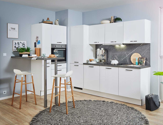 Küche in weiß mit Tisch